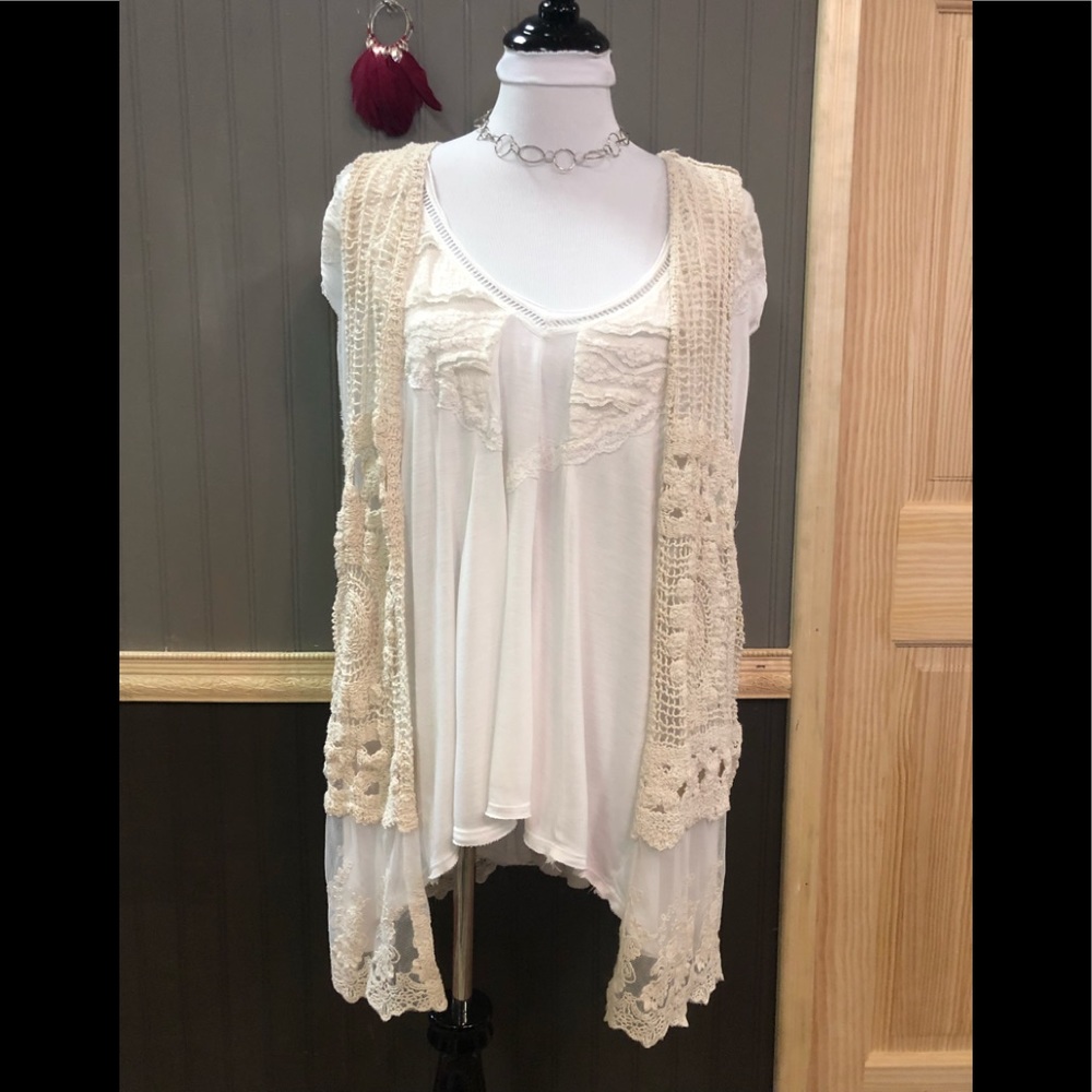 💐Beautiful cream duster, with crochet & lace work